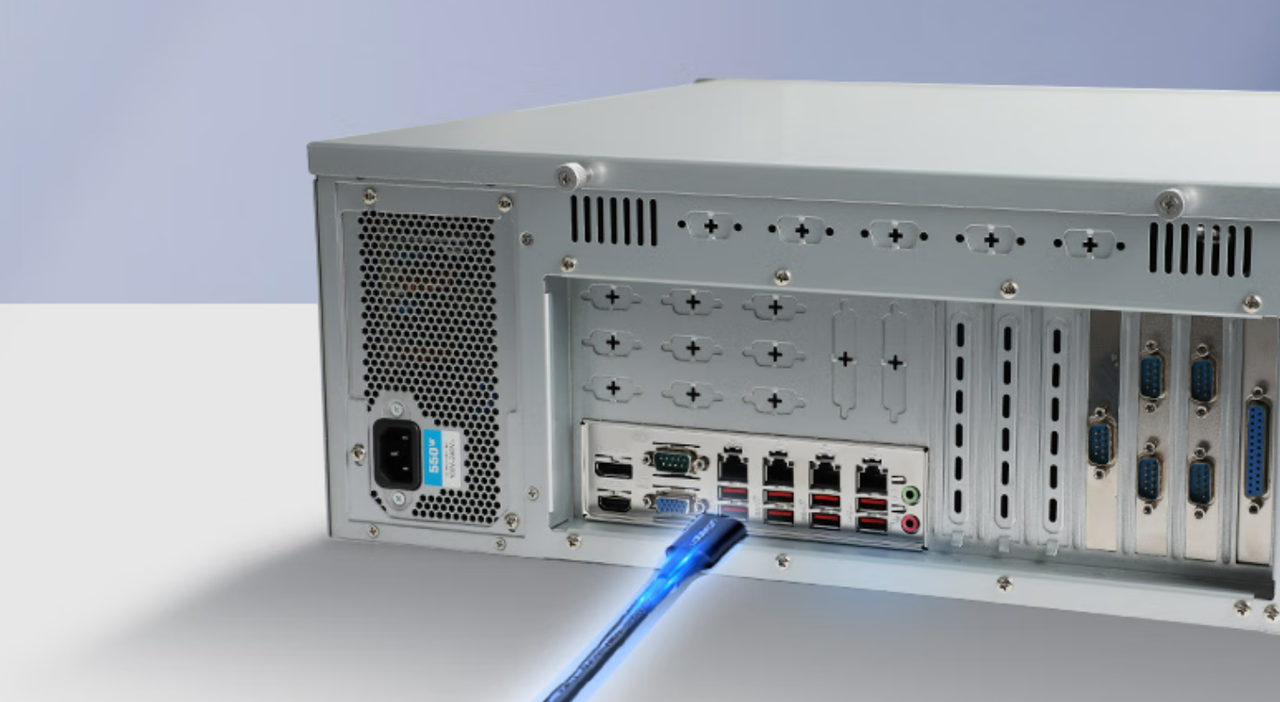 該設(shè)備板載7個PCIe插槽——1個PCIe*16（Gen15）或2個PCIe*8（Gen5），1個PCIe*1，4個PCI*4。